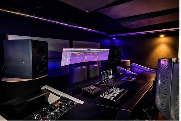 Regieraum im Tonstudio Uster mit Adam Audio Monitoren